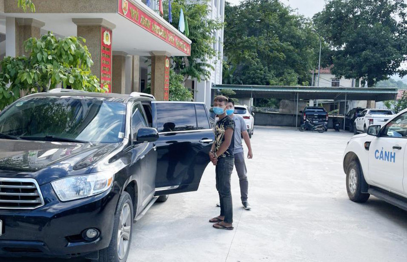 Dẫn giải đối tượng Seo Văn Đón từ Kỳ Sơn về Hà Nội để làm rõ vụ trộm cắp tài sản Dẫn giải đối tượng Seo Văn Đón từ Kỳ Sơn về Hà Nội để làm rõ vụ trộm cắp tài sản