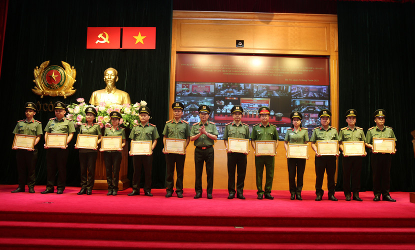 Trung tướng Lê Quốc Hùng trao khen thưởng cho các tập thể, cá nhân