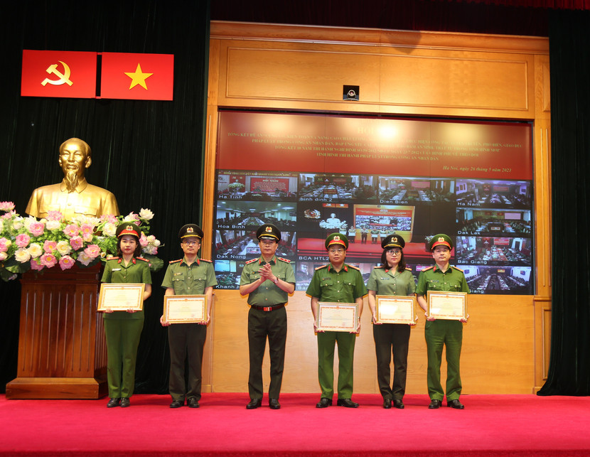 Trung tướng Lê Quốc Hùng trao khen thưởng cho các tập thể, cá nhân