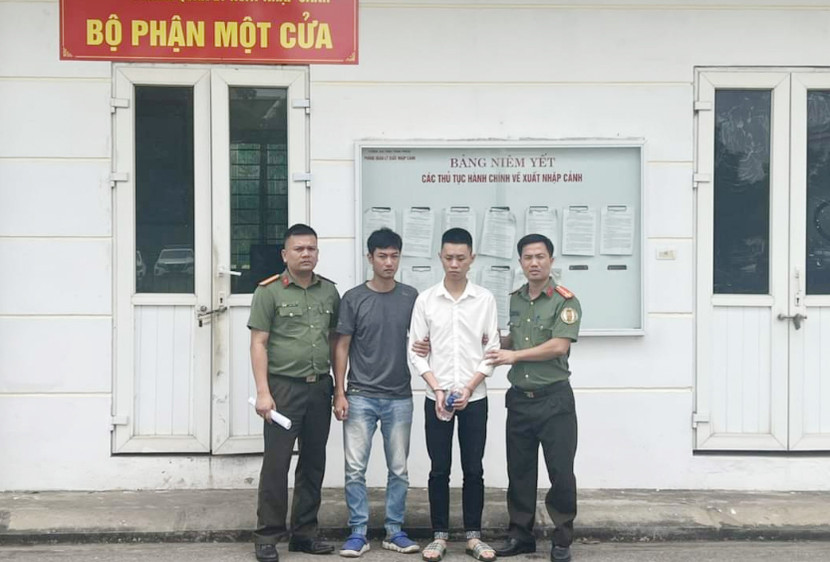 Bùi Trần Hưng (áo trắng) bị bắt theo lệnh truy nã khi đi làm hộ chiếu