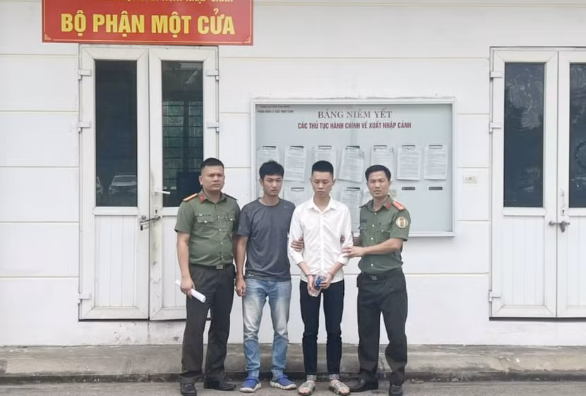 Bùi Trần Hưng (áo trắng) bị bắt theo lệnh truy nã khi đi làm hộ chiếu