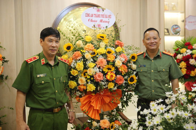Đại tá Phạm Thanh Hùng, Phó Giám đốc CATP Hà Nội tặng hoa chúc mừng Trung tướng, GS.TS Trần Minh Hưởng, Giám đốc Học viện Cảnh sát nhân dân