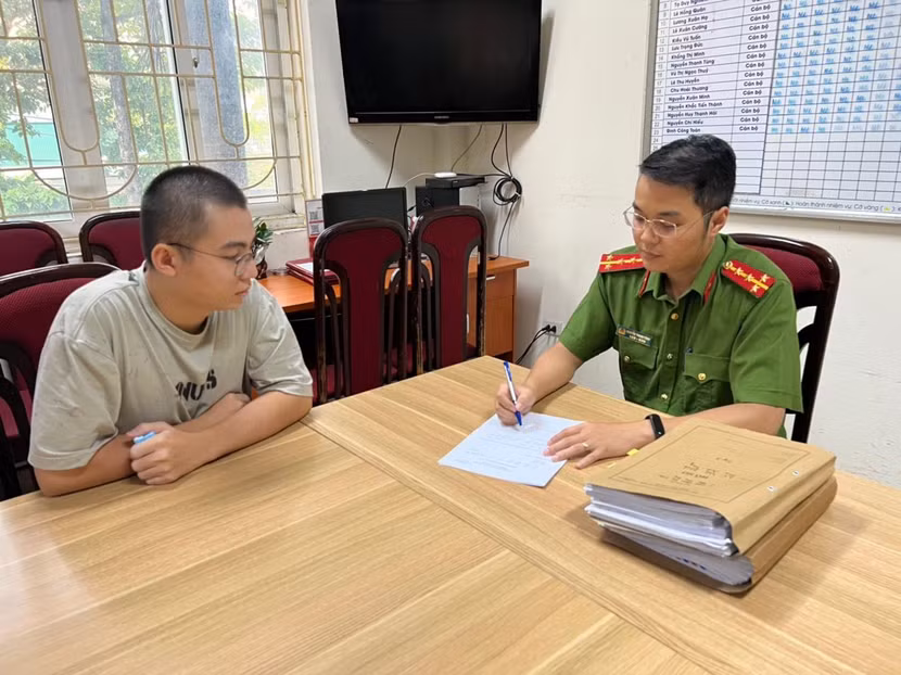 Cơ quan CSĐT CAQ Nam Từ Liêm tiến hành ghi lời khai đối tượng Lê Văn Minh