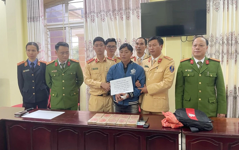 Cơ quan công an bắt giữ Lý A Sở và tang vật vụ án Cơ quan công an bắt giữ Lý A Sở và tang vật vụ án