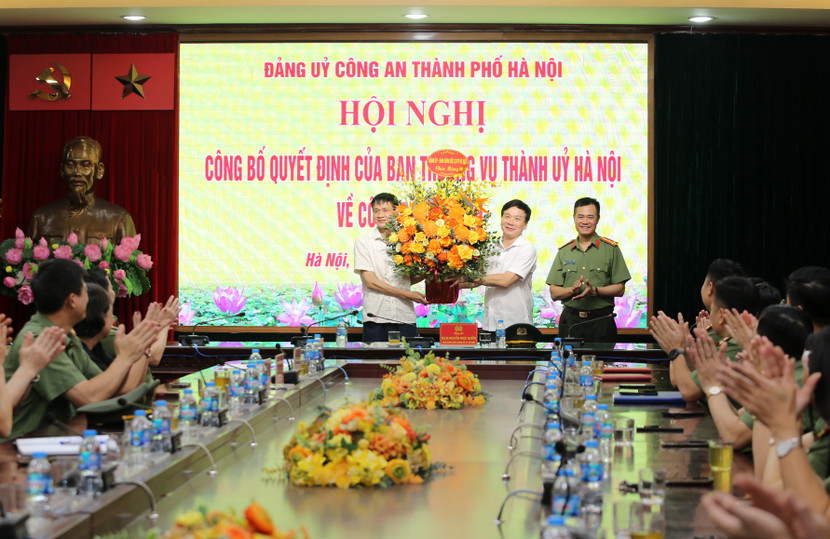 Đảng ủy, Ban Giám đốc CATP Hà Nội tặng hoa tri ân 2 đồng chí nguyên là lãnh đạo UBKT Đảng ủy CATP