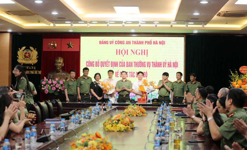 Cơ quan UBKT Đảng ủy CATP tặng hoa tri ân các đồng chí nguyên là lãnh đạo, cán bộ UBKT Đảng ủy CATP