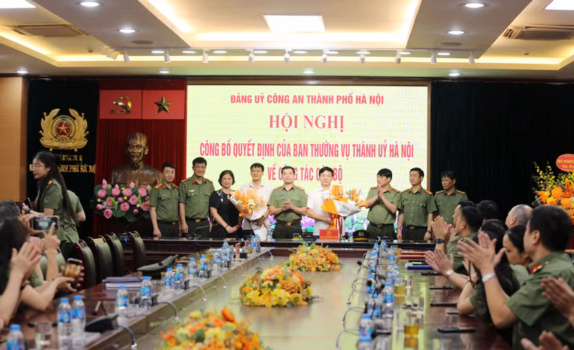 Cơ quan UBKT Đảng ủy CATP tặng hoa tri ân các đồng chí nguyên là lãnh đạo, cán bộ UBKT Đảng ủy CATP