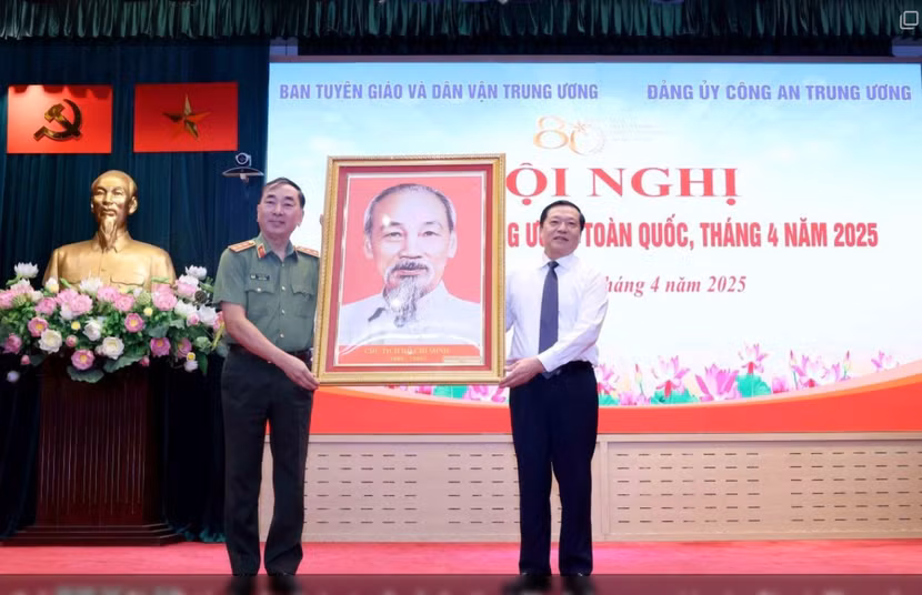Đồng chí Lại Xuân Môn, Ủy viên Trung ương Đảng, Phó Trưởng ban Thường trực Ban Tuyên giáo và Dân vận Trung ương tặng quà đại diện Đảng ủy Công an Trung ương Đồng chí Lại Xuân Môn, Ủy viên Trung ương Đảng, Phó Trưởng ban Thường trực Ban Tuyên giáo và Dân vận Trung ương tặng quà đại diện Đảng ủy Công an Trung ương