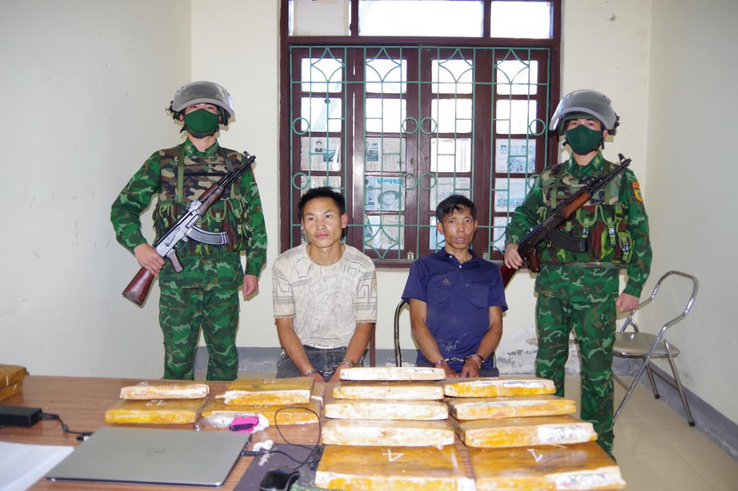 Lực lượng chức năng bắt giữ 2 đối tượng cùng tang vật vụ án Lực lượng chức năng bắt giữ 2 đối tượng cùng tang vật vụ án