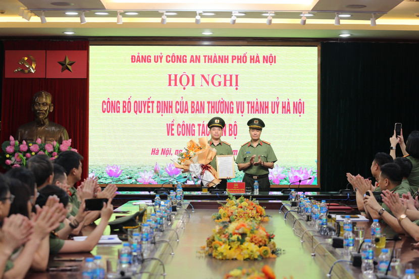 Đại tá Nguyễn Ngọc Quyền trao quyết định chuẩn y chức danh Phó Chủ nhiệm UBKT Đảng ủy CATP nhiệm kỳ 2020-2025 cho Đại tá Trần Quyết Thắng