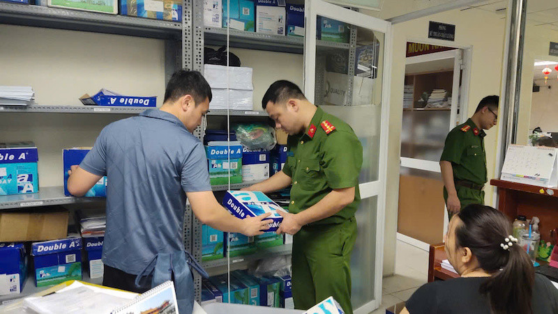 Cơ quan công an khám xét nơi làm việc của các đối tượng