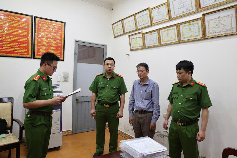 Cơ quan CSĐT Công an tỉnh Phú Thọ thi hành bắt giữ và khám xét đối với Trần Hồng Hà, Phó Giám đốc Trung tâm Kiểm định Khu vực II