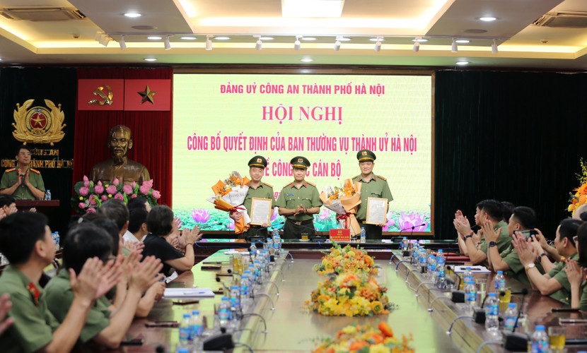 Đại tá Nguyễn Ngọc Quyền trao quyết định chuẩn y chức danh Ủy viên UBKT Đảng ủy CATP cho Đại tá Nguyễn Thanh Bình và Trung tá Dương Trọng Chính