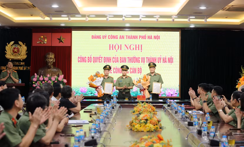 Đại tá Nguyễn Ngọc Quyền trao quyết định chuẩn y chức danh Ủy viên UBKT Đảng ủy CATP cho Đại tá Nguyễn Thanh Bình và Trung tá Dương Trọng Chính