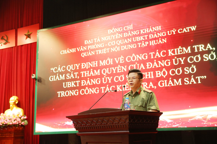 Đại tá Nguyễn Đăng Khánh, Kiểm tra viên cao cấp, Chánh Văn phòng Cơ quan UBKT Đảng ủy Công an Trung ương quán triệt các nội dung mới, cơ bản tại hội nghị