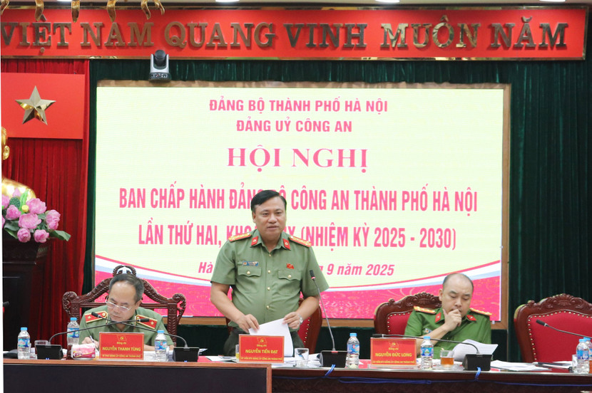 Đại tá Nguyễn Tiến Đạt, Phó Giám đốc CATP phát biểu tại hội nghị Đại tá Nguyễn Tiến Đạt, Phó Giám đốc CATP phát biểu tại hội nghị