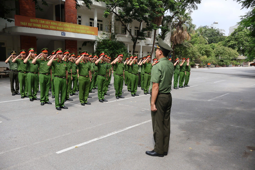 Trung tá Phạm Văn Đông hướng dẫn thực hành tại Công an 2 phường Thanh Liệt và Khương Đình