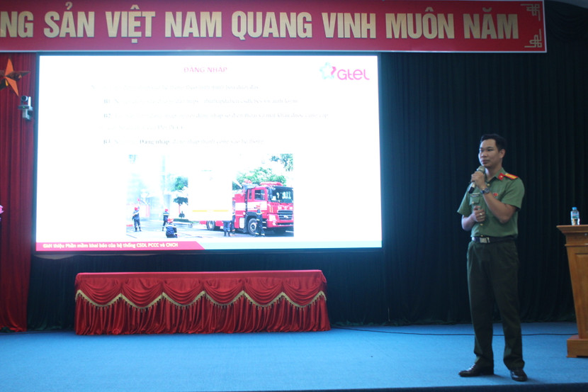 Đại diện Công ty Gtel hướng dẫn việc trang bị lắp đặt, duy trì hoạt động của thiết bị truyền tin báo cháy kết nối với hệ thống Cơ sở dữ liệu về phòng cháy, chữa cháy, cứu nạn, cứu hộ và truyền tin báo cháy