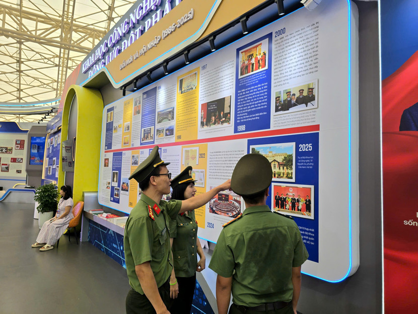 Tham quan triển lãm góp phần bồi đắp niềm tự hào, tình yêu Tổ quốc và tin tưởng vào con đường phát triển của dân tộc
