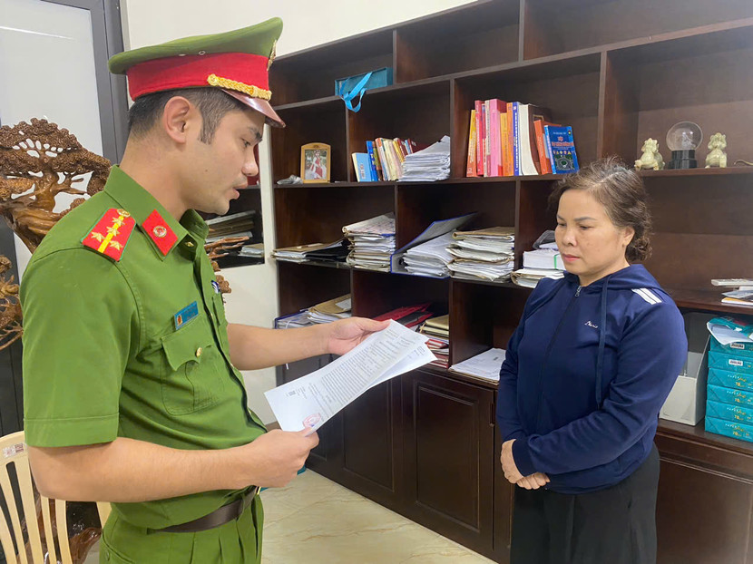 Cơ quan Cảnh sát điều tra Công an tỉnh Thanh Hóa tống đạt Quyết định khởi tố đối với Lê Thị Thanh Thủy về tội trốn thuế