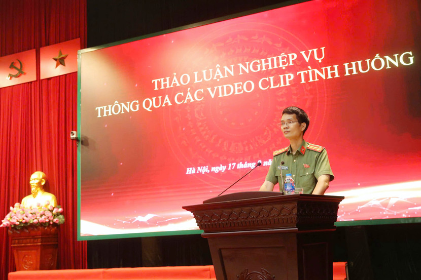 Thượng tá Phan Tuấn Dũng, Phó Chủ nhiệm UBKT Đảng ủy CATP trao đổi tại hội nghị