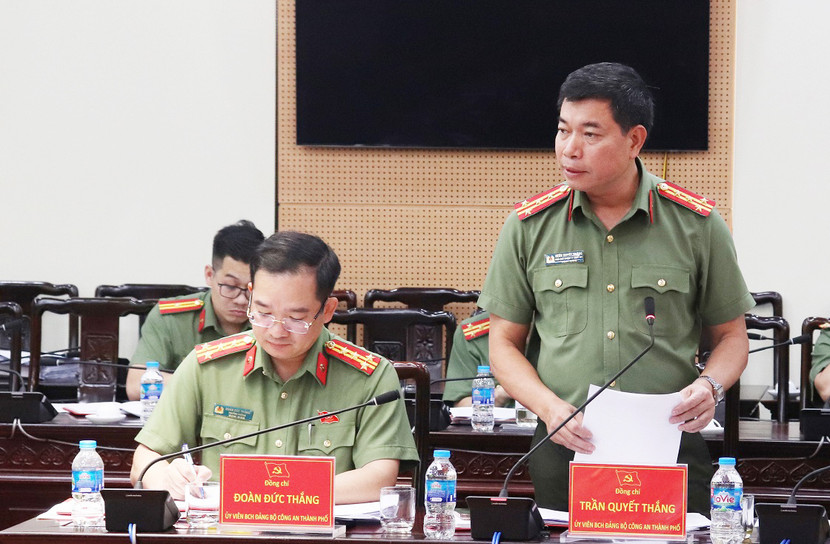 Đại tá Trần Quyết Thắng, Phó Chủ nhiệm Thường trực Ủy ban kiểm tra Đảng ủy CATP phát biểu tại hội nghị Đại tá Trần Quyết Thắng, Phó Chủ nhiệm Thường trực Ủy ban kiểm tra Đảng ủy CATP phát biểu tại hội nghị