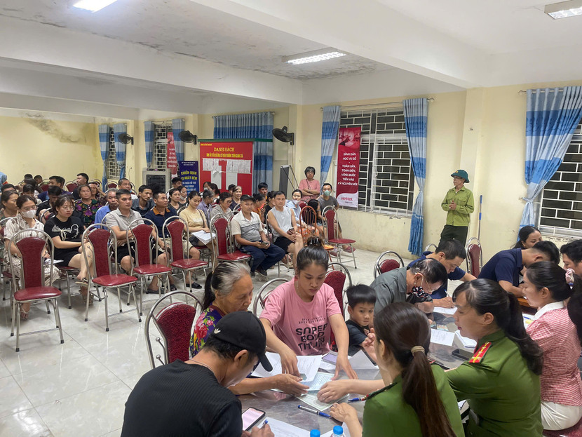 Đến 1h sáng nay 1-9, tại trụ sở 15 điểm cấp quà vẫn còn có người dân chờ lĩnh và CBCS Công an xã Hoài Đức vẫn phục vụ cho đến người dân cuối cùng rời trụ sở Đến 1h sáng nay 1-9, tại trụ sở 15 điểm cấp quà vẫn còn có người dân chờ lĩnh và CBCS Công an xã Hoài Đức vẫn phục vụ cho đến người dân cuối cùng rời trụ sở