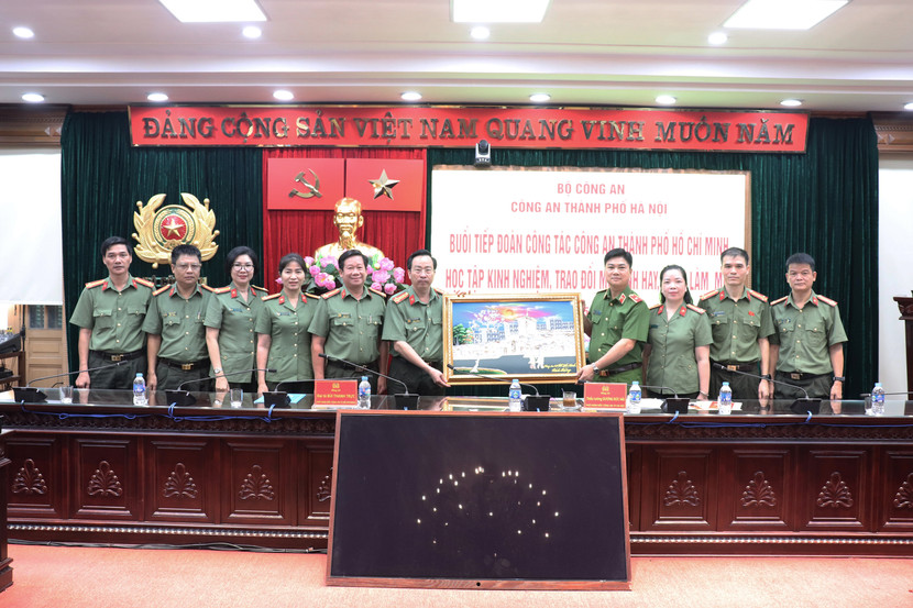 Đại diện lãnh đạo CATP. HCM trao quà lưu niệm cho đại diện lãnh đạo CATP Hà Nội Đại diện lãnh đạo CATP. HCM trao quà lưu niệm cho đại diện lãnh đạo CATP Hà Nội