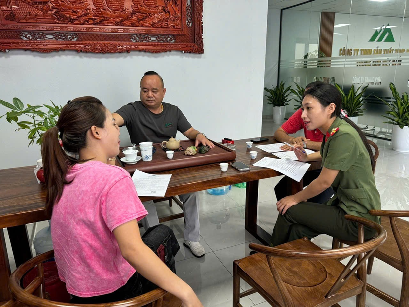 Nhờ chủ động trong công tác tuyên truyền, 100% người nước ngoài tạm trú trên địa bàn đã hoàn thành thủ tục định danh điện tử mức độ 2