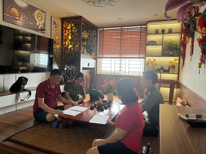 Công an xã Ô Diên đến tận nhà hướng dẫn người nước ngoài làm thủ tục định danh mức độ 2