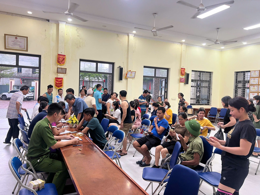 Đông đảo người dân đến làm thủ tục nhận số tiền 100.000 đồng Đông đảo người dân đến làm thủ tục nhận số tiền 100.000 đồng