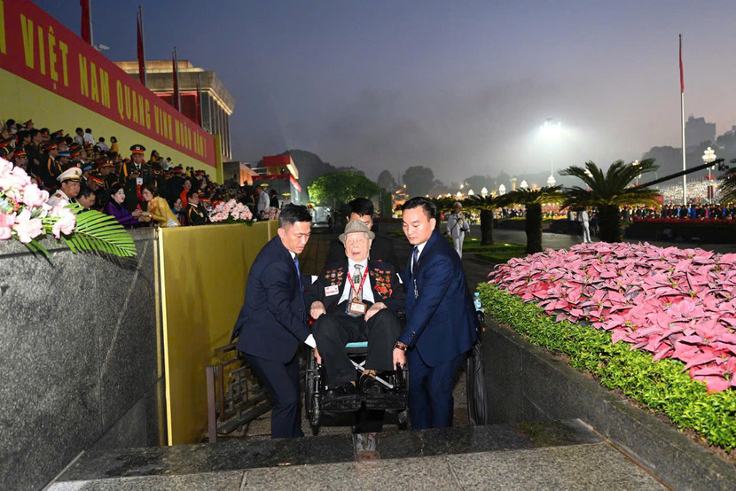 Hỗ trợ các đại biểu lớn tuổi, anh hùng lực lượng vũ trang, thương binh dự Lễ kỷ niệm