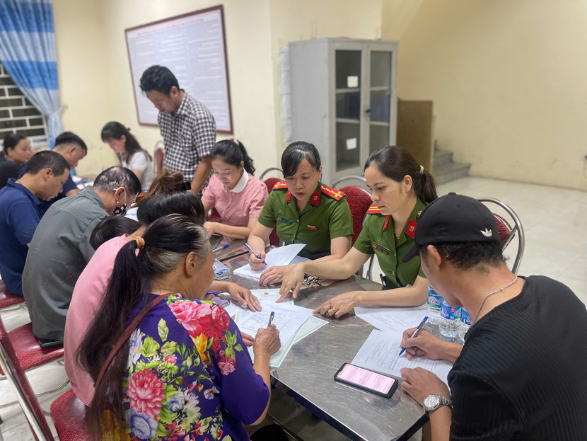 CBCS Công an xã Hoài Đức tận tình hướng dẫn nhân dân nhận quà của Đảng, Nhà nước, Chính phủ CBCS Công an xã Hoài Đức tận tình hướng dẫn nhân dân nhận quà của Đảng, Nhà nước, Chính phủ