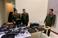 Lực lượng chức năng thu giữ tang vật