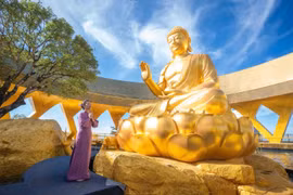 Cùng chiêm ngắm vẻ đẹp của tôn tượng 'Đức Phật đến từ quá khứ' mới an vị tại điểm cao nhất của núi Bà Đen, Tây Ninh