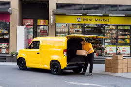 Từ xe máy lên ô tô điện: Vì sao tiểu thương phố thị chuyển sang VinFast EC Van?