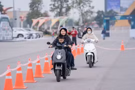Lái thử tại Vietnam Mobility Show 2025, người dùng khen xe máy điện VinFast 'khỏe hơn xe xăng và êm ái hơn nhiều'