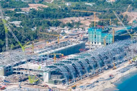 'Nhanh như cắt': Sun Group lợp mái Trung tâm hội nghị APEC Phú Quốc