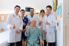 Cứu cụ ông bị phình động mạch chủ dọa vỡ bằng kỹ thuật can thiệp không cần mổ mở
