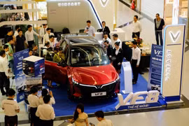 VF 8 thế hệ mới vừa lộ diện tại TP.HCM đã khiến khách Việt 'phát sốt', nhiều người rủ nhau 'chốt cọc sớm hưởng ưu đãi khủng'