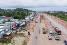 Phú Quốc vào cuộc xóa bỏ nhiều công trình tạm cạnh tuyến đường 'huyết mạch' APEC