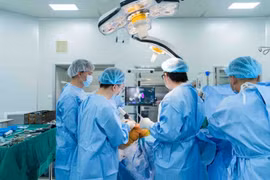 Vinmec phối hợp hai đỉnh cao công nghệ y học, nâng tầm phẫu thuật thay khớp tại Việt Nam