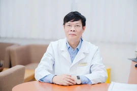 Chuyện nghề của vị bác sĩ 40 năm 'chọn việc khó' để bệnh nhân ung thư được đi thêm quãng đường dài hơn