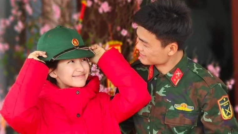 Hòa Minzy công khai bạn trai là quân nhân sau 4 năm hẹn hò kín tiếng