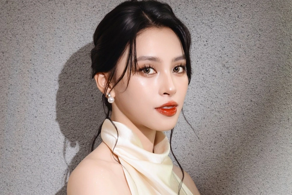 Hoa hậu Tiểu Vy xin lỗi sau sự cố hình ảnh xuất hiện logo trang web cá độ