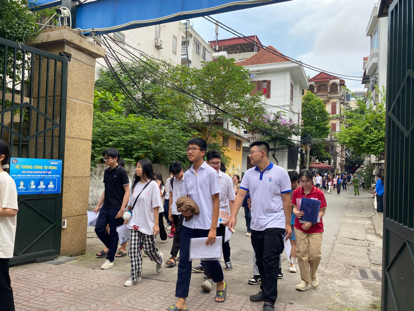 Thí sinh có 120 phút để làm bài thi đầu tiên với môn Ngữ văn Thí sinh có 120 phút để làm bài thi đầu tiên với môn Ngữ văn