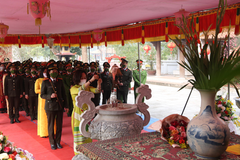 Các đại biểu tham dự dâng hương tại đền Hát Môn, bày tỏ lòng thành kính hướng về cội nguồn dân tộc, phát huy truyền thống của Bà Trưng, Bà Triệu