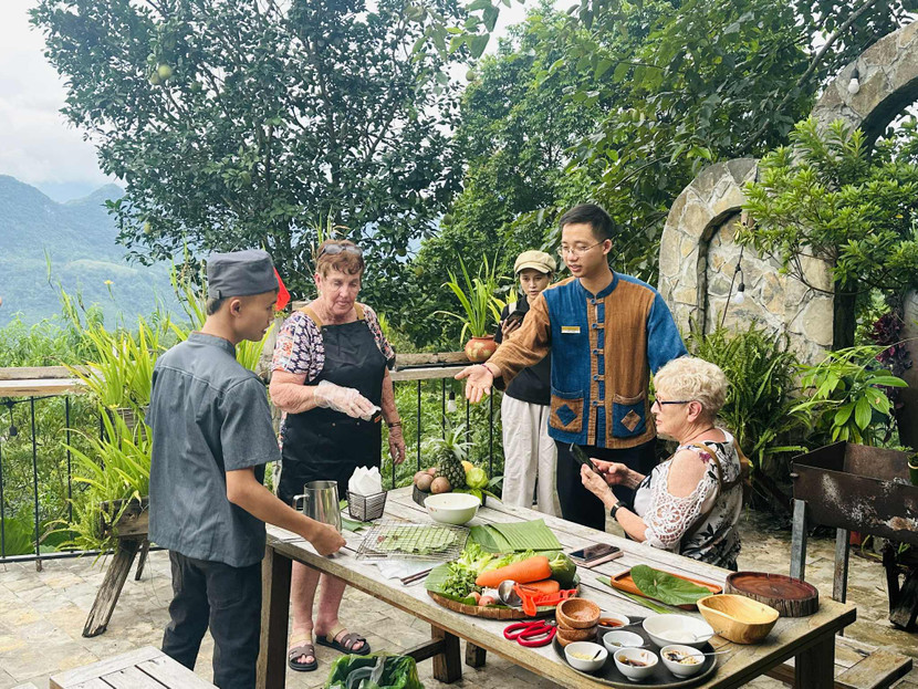 Du khách trải nghiệm ẩm thực truyền thống tại Pù Luông, Thanh Hoá