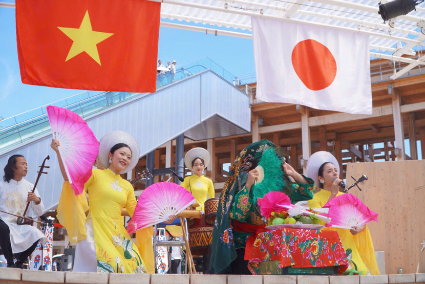 Ca sĩ Trang Bùi và các nghệ sĩ nghệ thuật truyền thống đến từ Học viện Âm nhạc quốc gia Việt Nam trình diễn tiết mục “Cô đôi thượng ngàn” giới thiệu tín ngưỡng thờ mẫu đã được Unesco công nhận là di sản văn hóa phi vật thể của nhân loại.