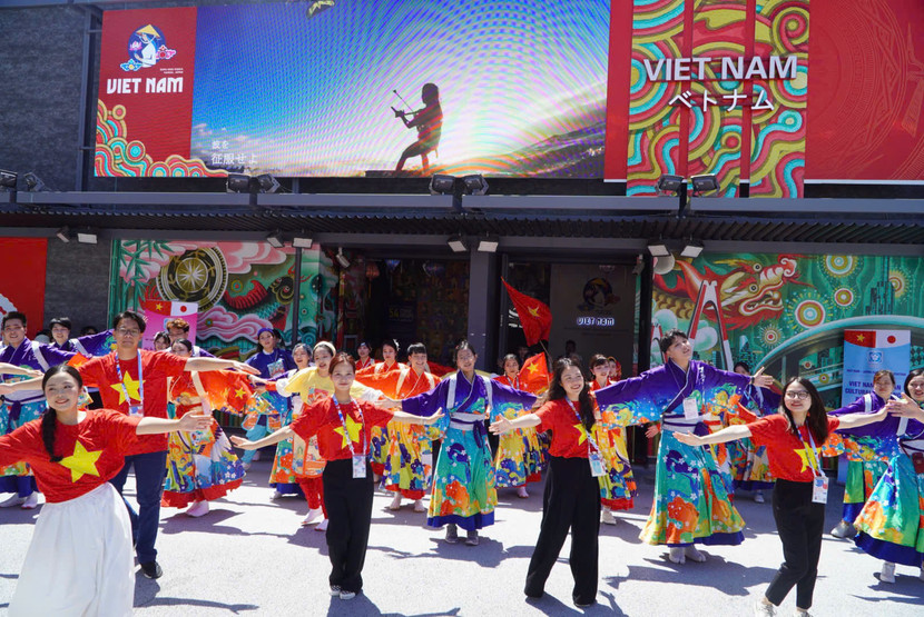 Hai đội nhảy yosakoi đến từ Hà Nội là Núi Trúc Sakura và Hanoi Sennen khuấy động sân khấu tại Expo 2025